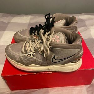 kyrie infinity Size 8 Camouflage